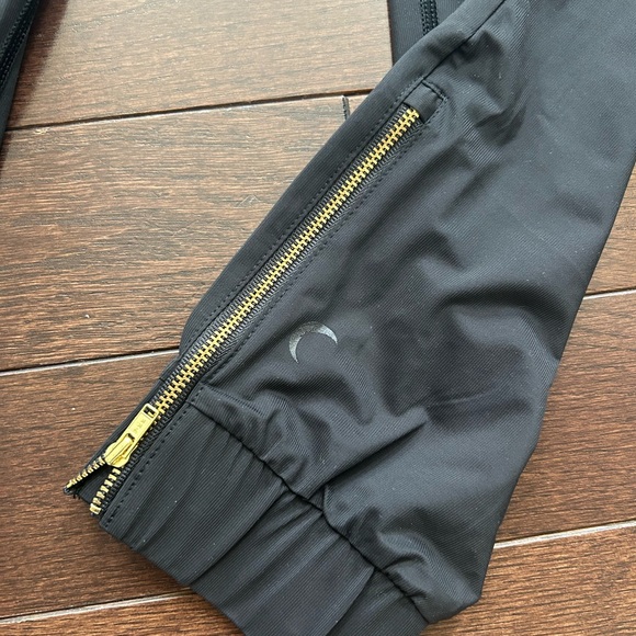 NWOT ZYIA Black Cropped Jogger - Picture 3 of 8